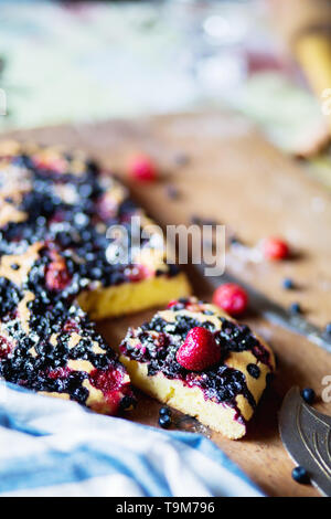 Delicious sweet berry pie de bleuets et fraises à la table. Gâteau fait maison Banque D'Images