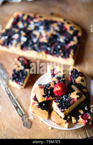 Morceaux de tarte aux myrtilles et petits fruits fraises sur un plat Banque D'Images