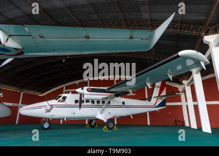 Avion De Havilland Canada DHC Twin Otter de la Fuerza Aerea Paraguaya dans son hangar Banque D'Images