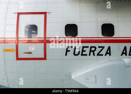 La lumière de cargo CASA C-212 d'Airbus Groupe SE dans le hangar de la Fuerza Aerea Paraguaya, Paraguay Banque D'Images