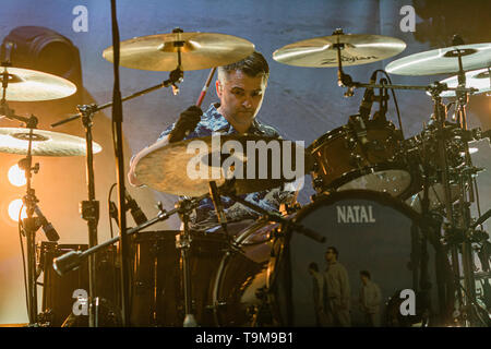 Cambridge, UK. 14 mai 2019. Manic Street Preachers fonctionne à la Cambridge Corn Exchange sur leur tournée anniversaire de l'album c'est ma vérité me dire le vôtre. Richard Etteridge / Alamy Live News Banque D'Images