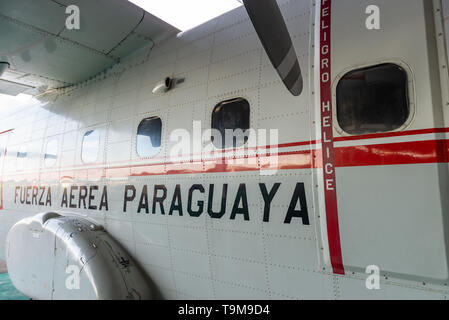 La lumière de cargo CASA C-212 d'Airbus Groupe SE dans le hangar de la Fuerza Aerea Paraguaya, Paraguay Banque D'Images