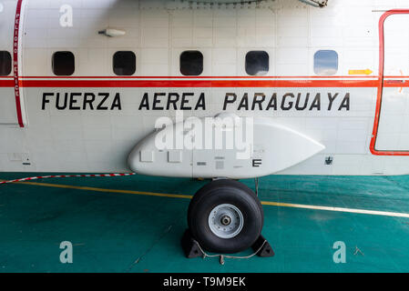 La lumière de cargo CASA C-212 d'Airbus Groupe SE dans le hangar de la Fuerza Aerea Paraguaya, Paraguay Banque D'Images