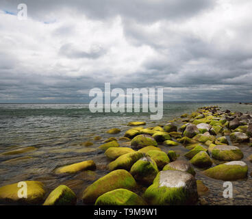 Dans ​​Landscape la mer les rayons de soleil venant de derrière les nuages Banque D'Images