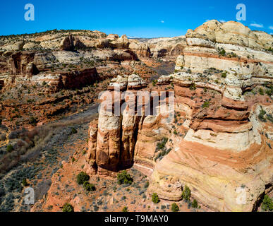 Des couches de roches de couleur le long des murs d'un canyon désert de l'Utah Banque D'Images