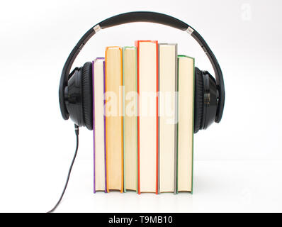 Livres audio concept. Mettre un casque et sur fond blanc. Vue avant copy space Banque D'Images