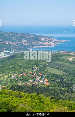 Vue du château de Socerb dans la Slovénie sur petit village Caresana à mer adriatique avec baie de Nice ville en Italie, Europe Banque D'Images