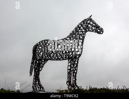 Superbe sculpture de cheval Cheval soudé chaussures à l'entrée principale de l'Hippodrome de Curragh, Co Kildare, Irlande. Banque D'Images