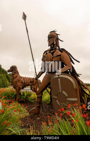 Sculptures de 'Fionn Mac Cumhail et ses chiens' par Lynn Kirkham, au rond-point de Ballymany (sortie 12 de l'autoroute M7), Co Kildare, Irlande. Banque D'Images