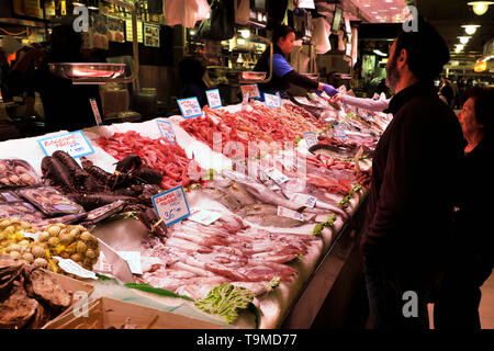 Palma de Majorque, Espagne - 20 mars 2019 : poisson frais et de fruits de mer à vendre à l'étal du marché local du poisson Banque D'Images