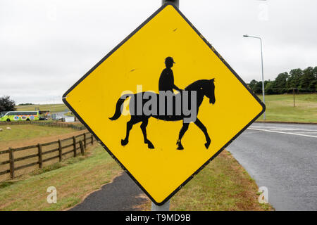 "Attention Chevaux d' côté route panneau près de l'hippodrome de Curragh Curragh, hippodrome, Newbridge, comté de Kildare, Irlande Banque D'Images