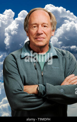 Portrait of middle aged man contre fond de nuage cumulous Banque D'Images