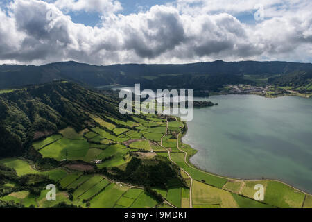 De l'impressionnant paysage aérien cratère volcanique avec Lagoa Azul à Sete Cidades, île de Sao Miguel, Açores Banque D'Images