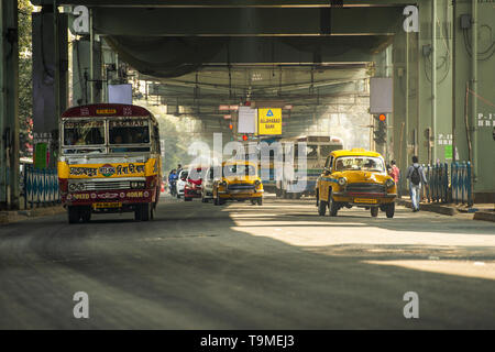 La vie en ville avec le bus et taxi dans les rues de Kolkata, Inde. Banque D'Images