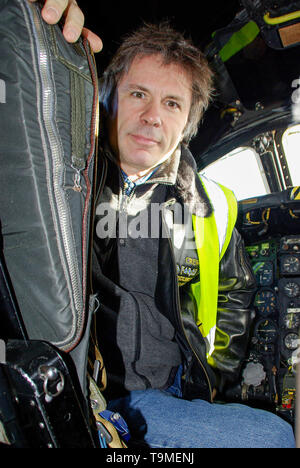 Bruce Dickinson, chanteur d'Iron Maiden et singer, pilote dans le cockpit d'un militaire ex Avro Vulcan bomber jet avion. Guerre froide historique bomber Banque D'Images