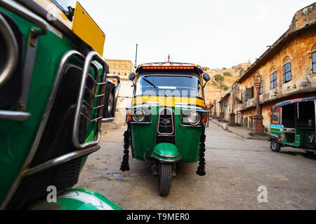 Belle vue sur certaines auto rickshaw (également connu sous le nom de Tuc Tuc) stationnés sur les rues de Jaipur, Rajasthan, Inde. Banque D'Images