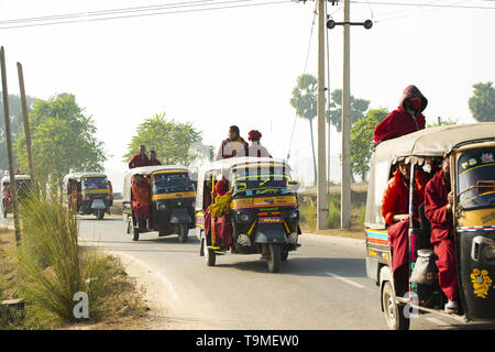 Un groupe de moines bouddhistes sont sur un auto rickshaw (Tuc Tuc) à Bodhgaya. Banque D'Images