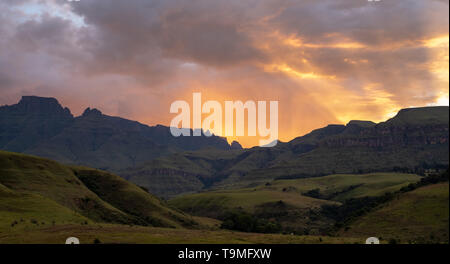 Coucher de soleil sur la vallée de Champagne près de Winterton, partie de la chaîne de montagnes du Drakensberg central, Kwazulu Natal, Afrique du Sud. Banque D'Images