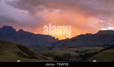 Coucher de soleil sur la vallée de Champagne près de Winterton, partie de la chaîne de montagnes du Drakensberg central, Kwazulu Natal, Afrique du Sud. Banque D'Images