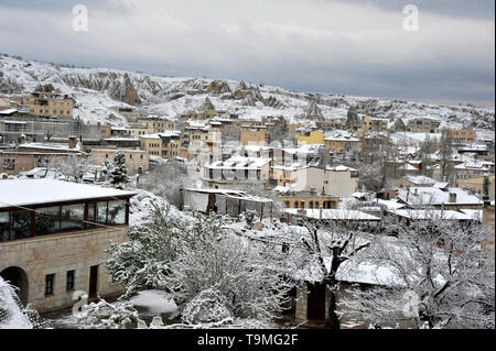 La pierre naturelle avec des formations inhabituelles dans la neige dans la région de Cappadoce Goreme de Turquie Banque D'Images