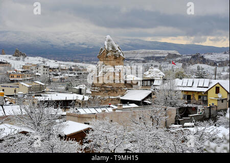 La pierre naturelle avec des formations inhabituelles dans la neige dans la région de Cappadoce Goreme de Turquie Banque D'Images