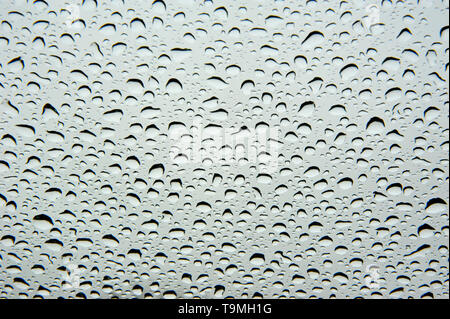 Schéma des gouttes de pluie sur un pare-brise de voiture Banque D'Images