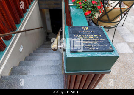 Metropole abri anti-plaque à l'entrée de l'air raid bunker de la guerre du Vietnam dans le Sofitel Legend Metropole Hanoi hotel, Hanoi Banque D'Images