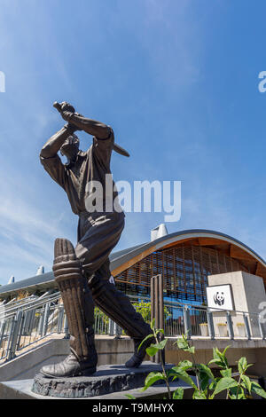 Statue de bronze de joueur de cricket Eric Bedser sur Bedser Bridge, une passerelle sur la Basingstoke Canal reliant la WWF-UK L'administration centrale pour le centre-ville Banque D'Images