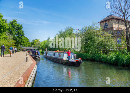 Grand classique sur le Canal de Basingstoke en passant par le centre-ville de Woking près du nouveau théâtre Victoria, Surrey, Angleterre du Sud-Est sur une journée ensoleillée Banque D'Images