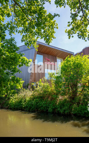 La Lightbox à Woking town centre, une galerie, un musée et de l'espace d'exposition d'agrément civique immeuble moderne sur les rives de la Canal de Basingstoke Banque D'Images