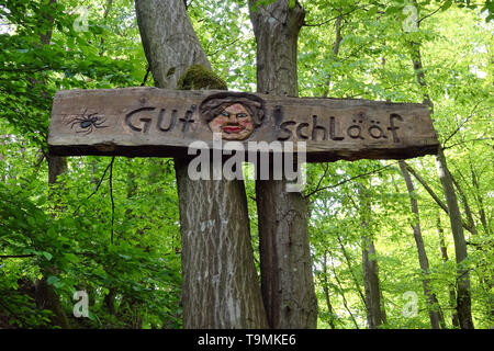 Saying "Gut Schlääf" (means "good shuffle") at the hiker trail Steckeschlääfer-Klamm, Binger forest, Bingen on the Rhine, Rhineland-Palatinate, German Banque D'Images