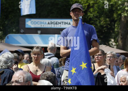 Francfort, Allemagne. 19 mai 2019. Un homme porte un drapeau européen. Plus de 10 000 personnes ont défilé à Francfort, sous la devise "Une Europe pour tous - Votre voix contre le nationalisme", une semaine avant les élections européennes de 2019. Ils ont appelé à une Europe démocratique et de définir un signe contre le nationalisme émergent en Europe. La marche faisait partie d'une protestation à l'échelle européenne. Banque D'Images