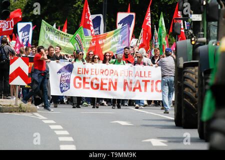 Francfort, Allemagne. 19 mai 2019. Ttractors la tête de mars. Plus de 10 000 personnes ont défilé à Francfort, sous la devise "Une Europe pour tous - Votre voix contre le nationalisme", une semaine avant les élections européennes de 2019. Ils ont appelé à une Europe démocratique et de définir un signe contre le nationalisme émergent en Europe. La marche faisait partie d'une protestation à l'échelle européenne. Banque D'Images