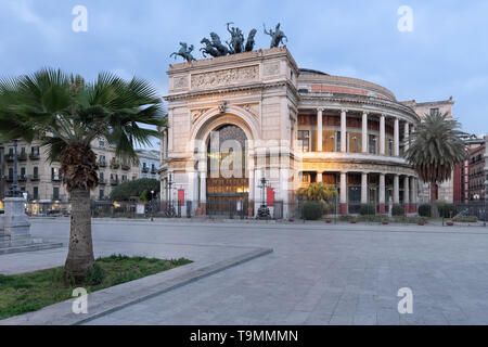 Teatro Politeama Garibaldi ou Théâtre Politeama sur la Piazza Ruggero Settimo à Palerme, Sicile au coucher du soleil. Banque D'Images