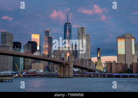 Pont de Brooklyn (©J & W ROEBLING 1876) CENTRE-VILLE RIVIÈRE EAST, MANHATTAN NEW YORK USA Banque D'Images