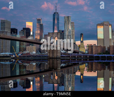 Pont de Brooklyn (©J & W ROEBLING 1876) CENTRE-VILLE RIVIÈRE EAST, MANHATTAN NEW YORK USA Banque D'Images