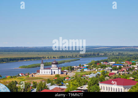 Panorama de Birsk en vue de l'église blanche et la rivière Blanche sur une journée ensoleillée d'été Banque D'Images