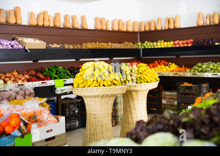 Fruits frais de saison sur le marché des aliments en vente libre, sans personnage Banque D'Images