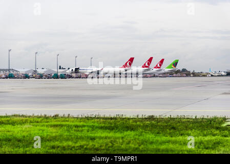 Izmir, Turquie - le 17 novembre 2018. L'aéroport d'Istanbul qui est maintenant hors service. Avec trois avions Turkish Airlines cargo stationné. Banque D'Images