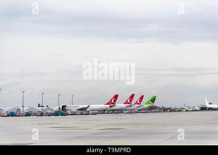 Izmir, Turquie - le 17 novembre 2018. L'aéroport d'Istanbul qui est maintenant hors service. Avec trois avions Turkish Airlines cargo stationné. Banque D'Images