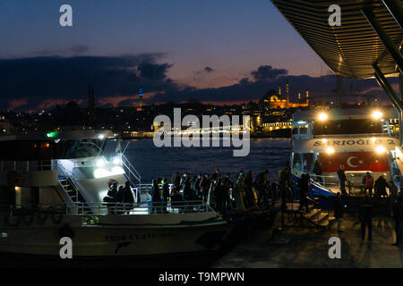 Navire de croisière sur la jetée de Galata et d' personnes de descendre du bateau après le travail sur le Bosphore, Istanbul, Turquie, 12.01.2019 Banque D'Images