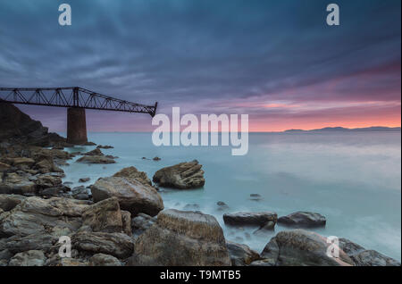 Lever du soleil sur la mer Cantabrique, en Cantabrie, la couleur dans le ciel Banque D'Images