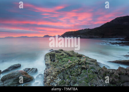 Lever du soleil sur la mer Cantabrique, en Cantabrie, la couleur dans le ciel Banque D'Images