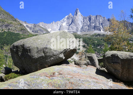 Bloc erratique. Les Drus (3754 m). Le Petit Dru (3,730 m) et le grand Dru (3,754 m). Chamonix. Haute-Savoie. La France. Banque D'Images