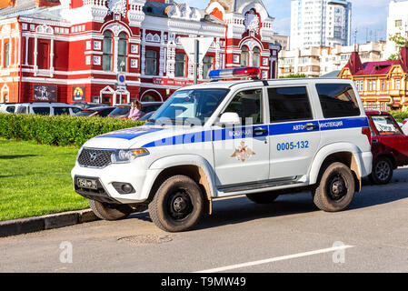 Samara, Russie - 18 mai 2019 : avec l'inscription du véhicule de patrouille de la police de la circulation "militaire" sur la rue de la ville en journée d'été Banque D'Images