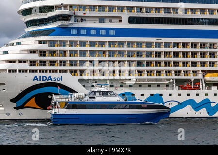 Catamaran à passagers à grande vitesse Hardangerprins dérisoire en face de navire de croisière Aidasol à Skoltegrunnskaien terminal dans le port de Bergen, Norvège. Banque D'Images