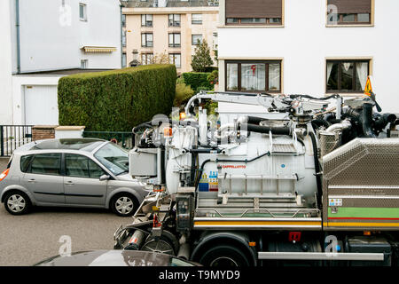 Paris, France - Apr 24, 2019 : Nouveau mécanisme de détail Capellotto chariot d'égout sur la rue de la ville en processus de travail pour nettoyer les égouts unitaires, le nettoyage des pipelines et des problèmes de pollution potentielle Banque D'Images