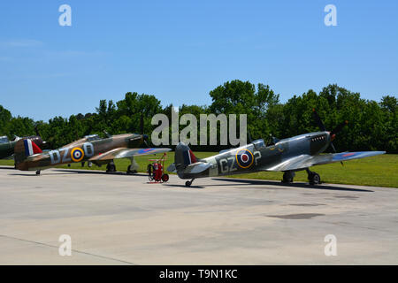 Un Hawker Hurricane et Supermarine Spitfire sont placées sur un aérodrome en attente de décoller dans un spectacle aérien de la DEUXIÈME GUERRE MONDIALE en Virginia Beach VA Banque D'Images