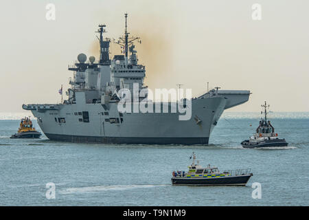 La Royal Navy porte-avions HMS Illustrious (R06) de retourner à Portsmouth, Royaume-Uni le 11 avril 2014. Banque D'Images