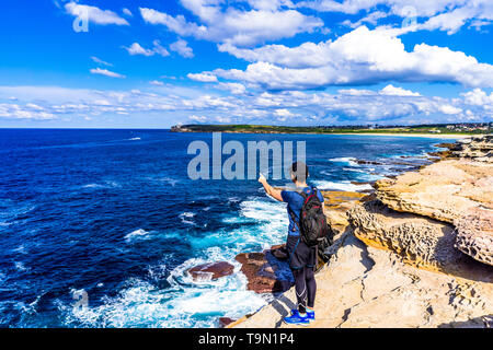 Un female hiker le long de la plage de Maroubra à Coogee Beach à pied à Sydney, Australie Banque D'Images